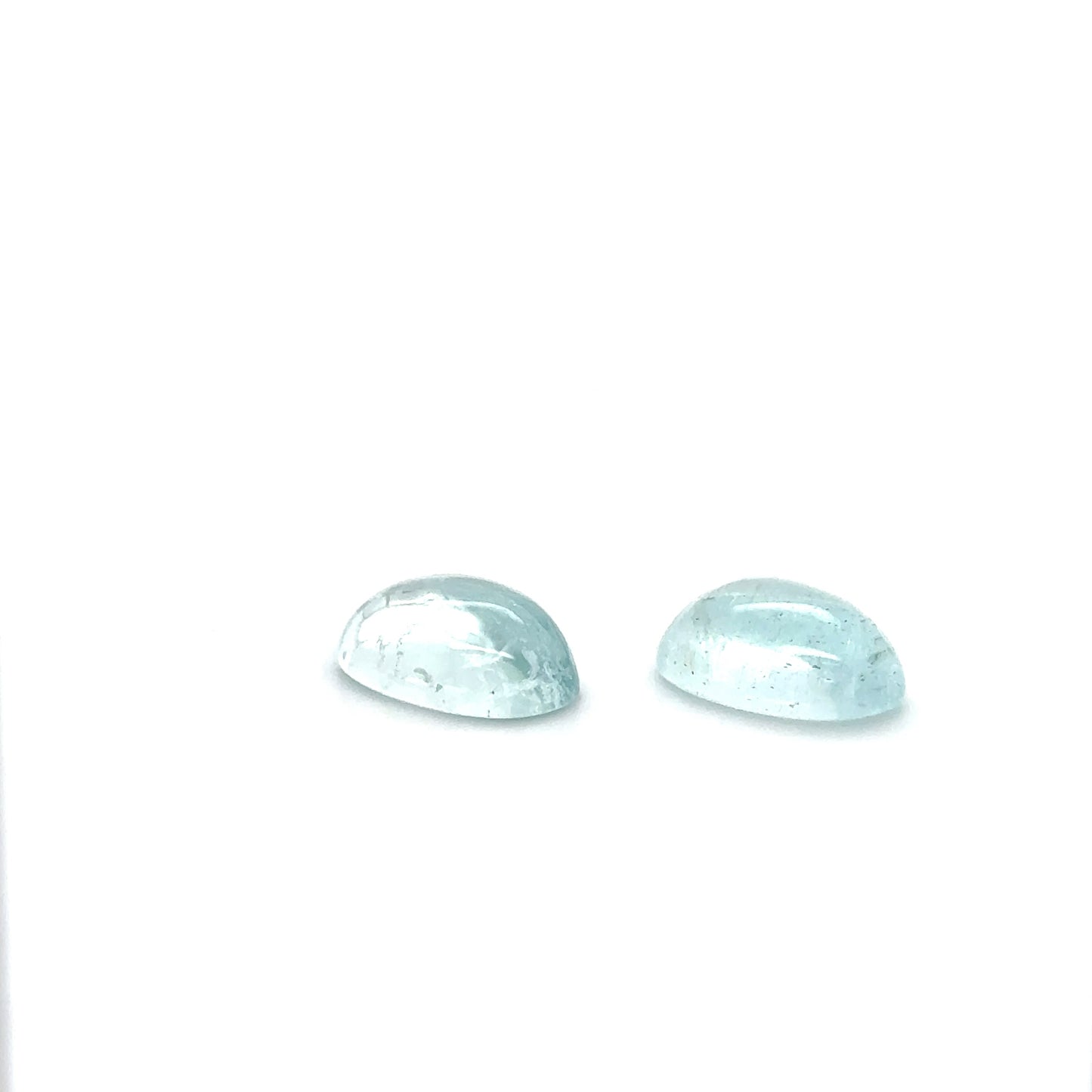 Aquamarin OV CAB 15x10x6.2 mm 13.9 ct